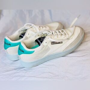 Men’s Reebok Low-Top Sneakers in White with Teal Heel size 9.5